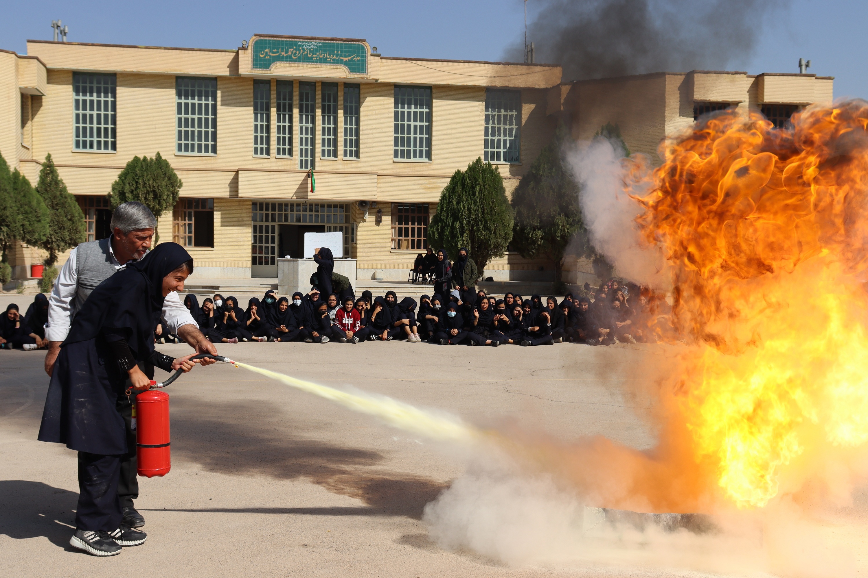برگزاری مانور پیشگیری از حوادث آتش سوزی در مدارس شهر زیار