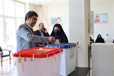 حضور شهردار و اعضای شورای اسلامی شهر زیار در ساعات اولیه صبح روز انتخابات پای صندوق‌های رای