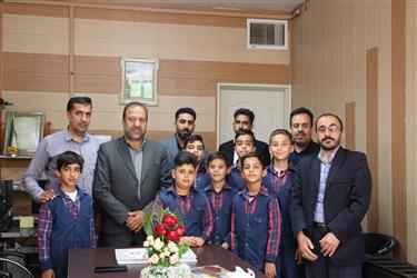 تقدیر  دانش‌آموزان دبستان شهید مفتح به مناسبت روز شوراها از اعضای شورای اسلامی شهر زیار