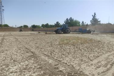 عملیات مسطح نمودن زمین فوتبال ورزشگاه غدیر شهر زیار